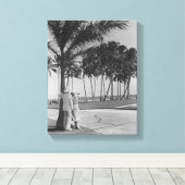 Paar Stehend unter Tree Leinwanddruck (Insitu (Holzboden))