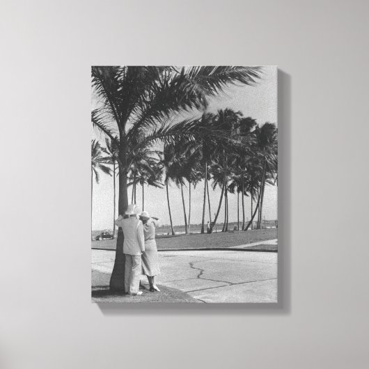 Paar Stehend unter Tree Leinwanddruck (Vorderseite)