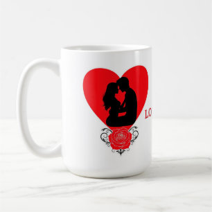 Paar umarmt in rotem Herz mit verzierter Rose Kaffeetasse