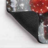 Paar von Kardinälen auf einer verschneiten Zweigst Mousepad (Ecke)