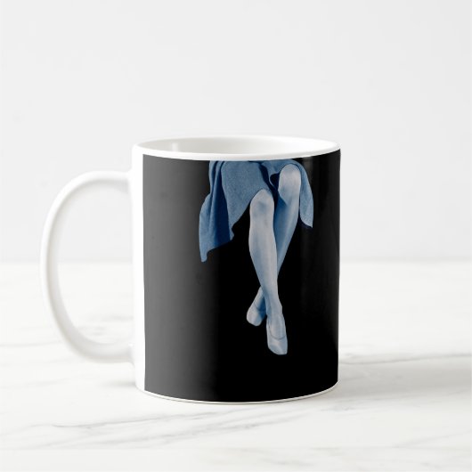 Paar weiblicher Legen Kaffeetasse (Links)