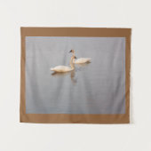 Paar weißer Schwäne Wandteppich (Vorderseite (Horizontal))