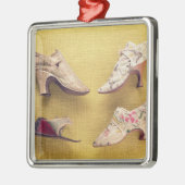 Paare der gestickten Schuhe, c.1714 Silbernes Ornament (Links)