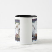 Paare der jungen weißen Kühe am Füttern von Tasse (Zentrum)