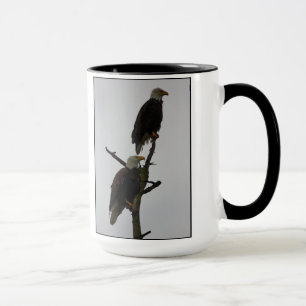 Paare des kahlen Adlers in der Regen-Tasse Tasse