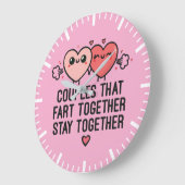 Paare, die gemeinsam die Furz Bleibe - lustig Große Wanduhr (Winkel)