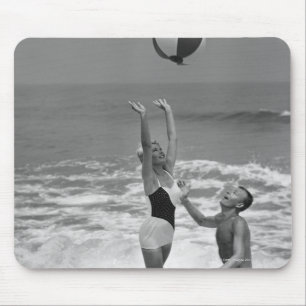 Paare, die mit einem Beachball spielen Mousepad