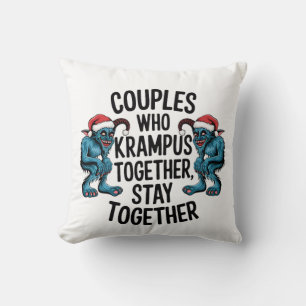 Paare, die zusammen Krampus feiern, bleiben zusamm Kissen