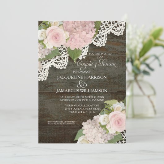 Paare Dusche dunkles Holz Script Pink Hydrangeas Einladung (Stehend Vorderseite)