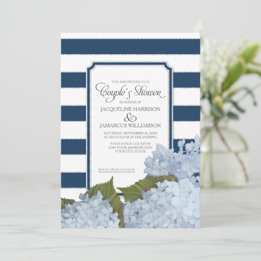 Paare Dusche Navy Blue Hydrangea Script Art Deco Einladung (Stehend Vorderseite)