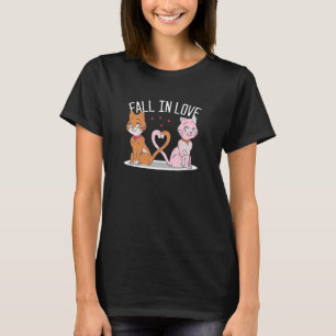 Paare fallen in die Liebe und katzen sich mit ihre T-Shirt