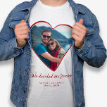Paare Foto Herz Verlobung personalisiert T-Shirt<br><div class="desc">Niedliches Paar personalisierte Herzform Foto "wir entschieden uns für immer" Text,  Namen und Datum White T - Shirt Verlobung Ankündigung.         Personalisiert mit Bild und Text!          Es kann ein niedliches Sake-Geschenk sein,  um Ihre Verlobung oder Ihren ersten Valentinstag als Neuvermählte zu feiern.</div>