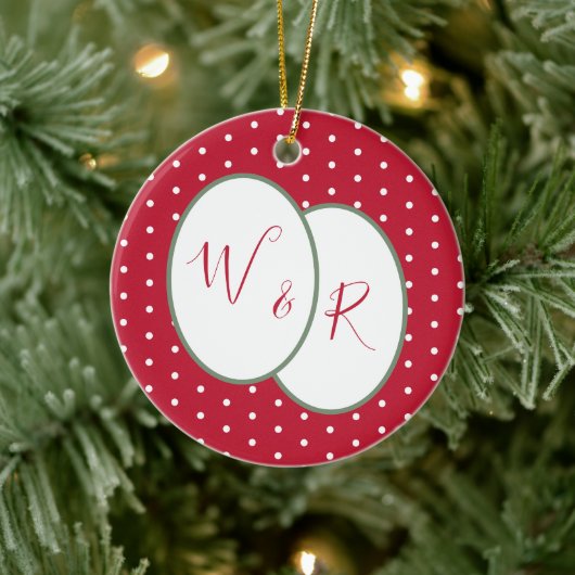 Paare Mit Monogramm Unser erstes Weihnachtsrot Keramik Ornament (Baum)