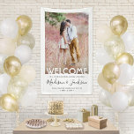 Paare Polterabend Einfaches Foto Begrüßungsbanner Banner<br><div class="desc">Herzlich willkommen in einem stilvollen Paares-Brautparty mit einem eleganten, individuellen Foto-Vertikal-Party-Banner. Bild und Text sind einfach zu personalisieren. (IMAGE PLACEMENT TIP: Eine einfache Möglichkeit, ein Foto genau so zu zentrieren, wie Sie es gewollt haben, ist es, es einzuschneiden, bevor Sie es auf die Zazzle-Website hochladen.) Das moderne minimalistische Schwarz-Weiß-Design bietet...</div>