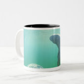 Paare schwimmende Florida-Manatis Zweifarbige Tasse (Vorderseite Links)