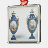 Paare Sevres Vasen verziert mit allegorischem Silbernes Ornament (Links)