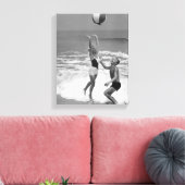 Paare spielen mit dem Beachball Leinwanddruck (Insitu (Wohnzimmer))