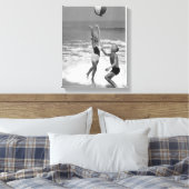 Paare spielen mit dem Beachball Leinwanddruck (Insitu (Schlafzimmer))