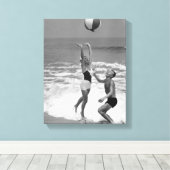 Paare spielen mit dem Beachball Leinwanddruck (Insitu (Holzboden))