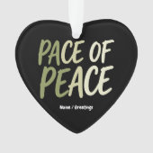 Pace of Peace Green Slow Living Mindfulness Mantra Ornament (Vorderseite)