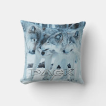 Pack Familiengraue Wölfe im weißen Schnee