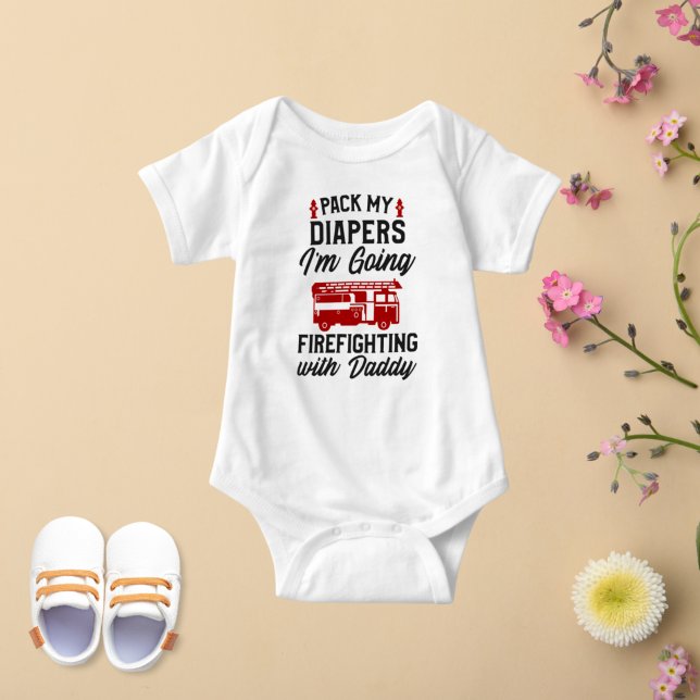 Pack My Diapers I'm Going Firefighting With Daddy Baby Strampler (Von Creator hochgeladen)