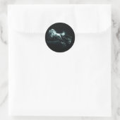Pack of wolves attacking a white horse runder aufkleber (Tasche)