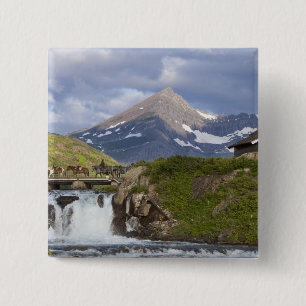 Packer führen Pferde über Brücke über Brücke Button