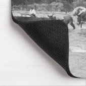 Packmulis über einen Fluss treiben Mousepad (Ecke)