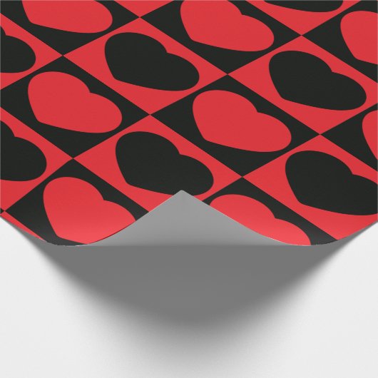 Packpapier mit schwarzen und roten Herzen (Ecke)