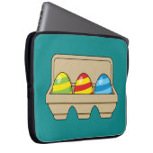 Packung mit bunten Ostereiern aus Cartoon Laptopschutzhülle (Vorne Rechts)