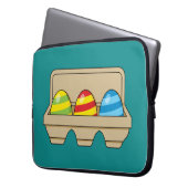 Packung mit bunten Ostereiern aus Cartoon Laptopschutzhülle (Vorderseite Links)