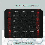 Pad Calendar mit schwarzen und roten Maus Mousepad<br><div class="desc">Suchen Sie einen eleganten,  modernen Mouse-Pad-Kalender? Schauen Sie nicht weiter. Dieser wunderschöne Mouse Pad Kalender ist ein elegantes Pad mit schwarzem und rotem Kontrast,  einer Rose-Grafik und einem benutzerdefinierbaren Namensfeld. Es wäre ein großartiges Geschenk für sie.</div>