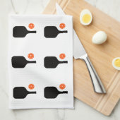 Paddel aus schwarzem Pickleball und Handtuch aus o (Viertel Falte)