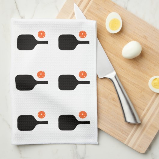 Paddel aus schwarzem Pickleball und Handtuch aus o (Viertel Falte)