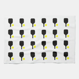 Paddel und gelbe Bälle aus schwarzem Pickleball Geschirrtuch