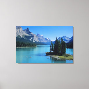 Paddeln auf dem Maligne Lake bei Spirit Island Leinwanddruck