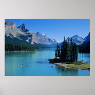 Paddeln auf dem Maligne Lake bei Spirit Island Poster