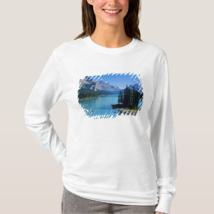 Paddeln auf dem Maligne Lake bei Spirit Island T-Shirt