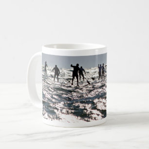 Paddleboarders auf dem funkelnden Meer Kaffeetasse