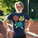 Padel Tennis Rackets and Balls Collage Graphic T-Shirt<br><div class="desc">Dieses grafische Tee zeigt realistische Abbildungen von Pdel-Tennisschlägern in Terrakottönen,  Gold und aquamarin,  zusammen mit einigen gelben Tennisbällen.</div>