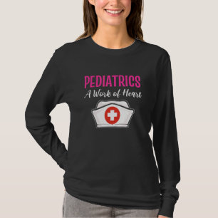 Pädiatrie mit einem Werk von Herzinfarkten T-Shirt