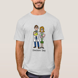 Pädiatrische Ärzte, die den T - Shirt von Babys ha