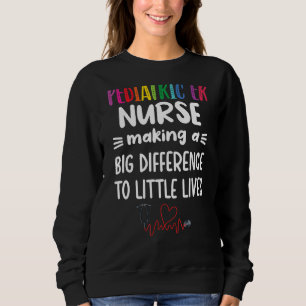 Pädiatrische Krankenschwester, die einen Unterschi Sweatshirt