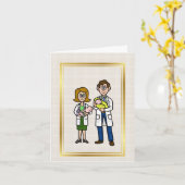 Pädiatrische männliche weibliche Ärzte mit Babykar Karte (Gelbe Blume)
