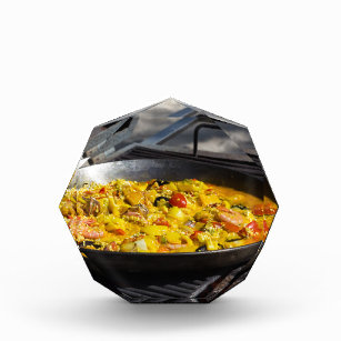 Paella wird auf einem Grill gekocht Auszeichnung