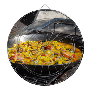 Paella wird auf einem Grill gekocht Dartscheibe
