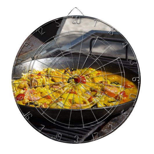 Paella wird auf einem Grill gekocht Dartscheibe (vorne)