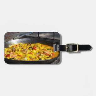 Paella wird auf einem Grill gekocht Gepäckanhänger