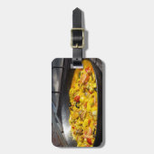Paella wird auf einem Grill gekocht Gepäckanhänger (Vorderseite vertikal)